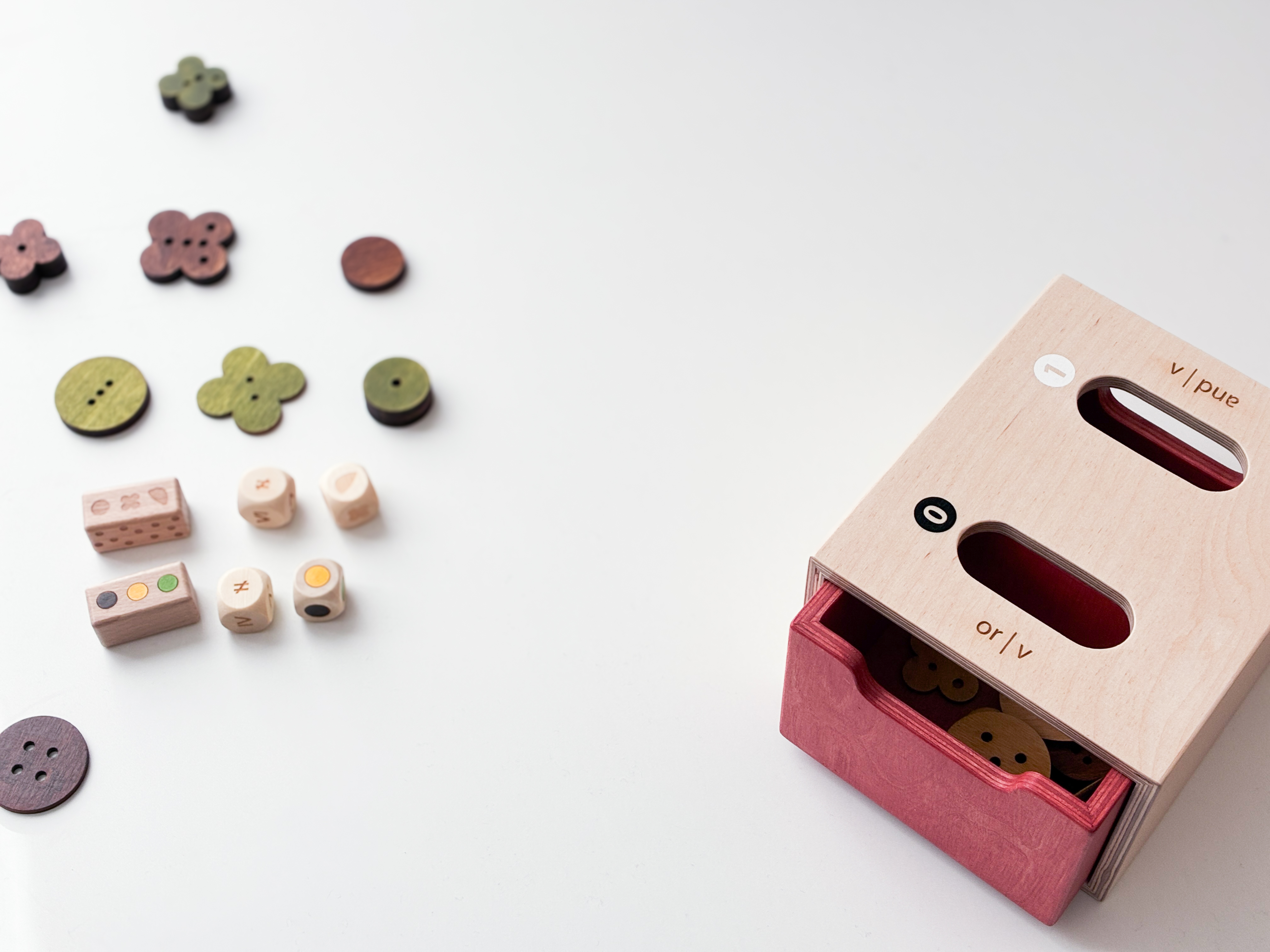 Zestaw edukacyjny Cogimo - drewniane pudełko z kolorowymi elementami do nauki STEM